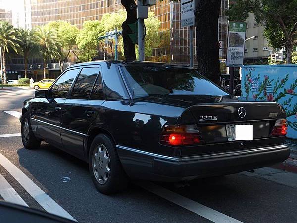 Mercedes-Benz W124 320E (2).JPG