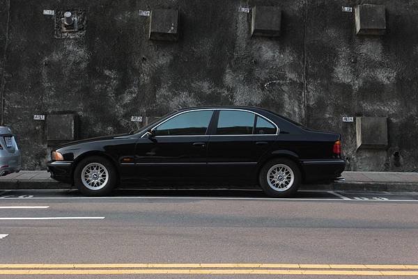 BMW E39 528i 美規 (1).JPG