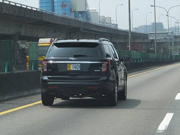 FORD EXPLORER V 外交車牌 (3).JPG