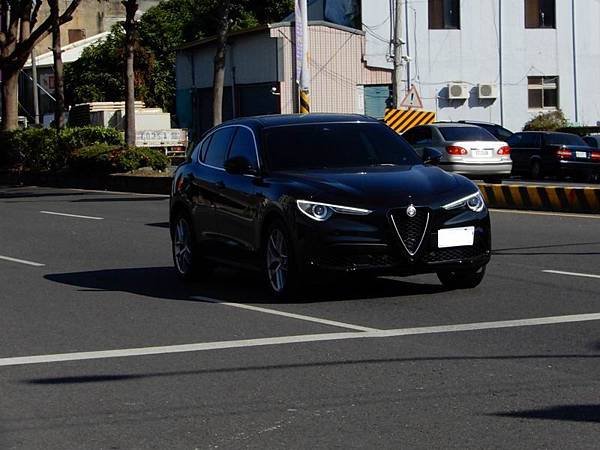 Alfa Romeo Stelvio (1).JPG