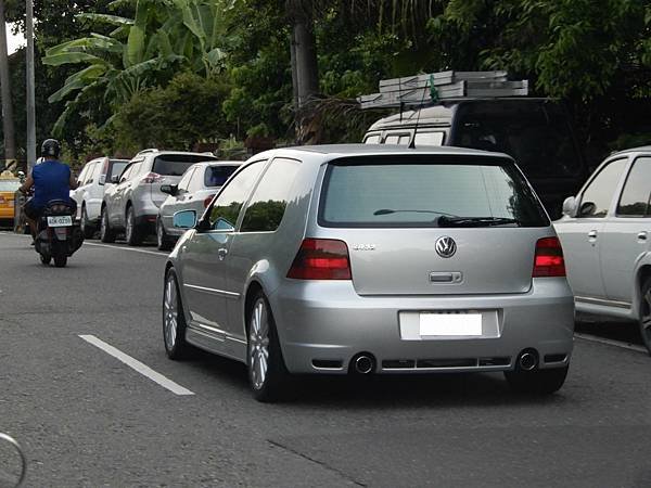 Volkswagen Golf IV R32 (2).JPG