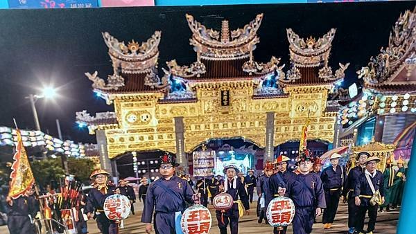 東隆宮牌樓前，圖由蔡誌山校長提供