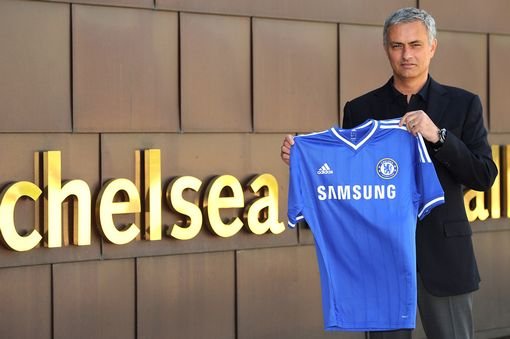 £££-Jose-Mourinho-holds-up-the-Chelsea-club-shirt-1929436