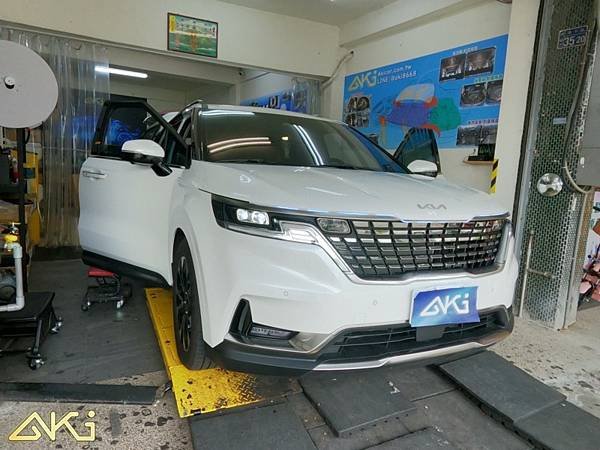 KIA CARNIVAL (5959-) 輪拱.門板 (1).JPG