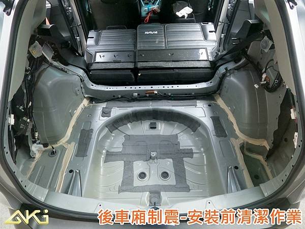 TOYOTA RAV4 (1133-) 台中 南區 aki汽車隔音 安裝 隔音施工 後車箱 廂 後備箱 後備廂 AKIcar 車體隔音 全車隔音 制震隔音 隔音diy 隔音改裝 加強隔音 隔音材 噪音 消音墊 防水 減少振動 共鳴 防鏽 STP (2).JPG