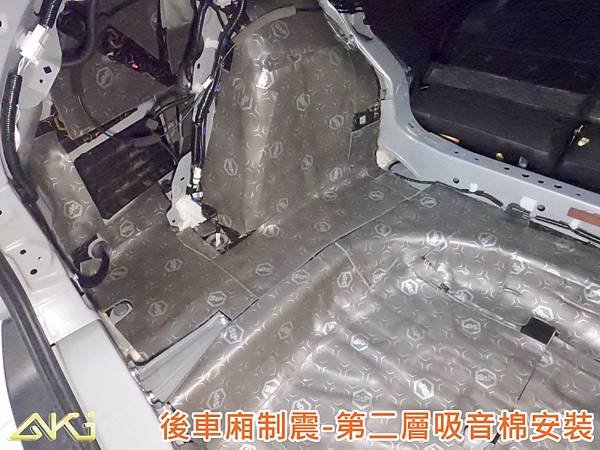 TOYOTA RAV4 (1133-) 台中 南區 aki汽車隔音 安裝 隔音施工 後車箱 廂 後備箱 後備廂 AKIcar 車體隔音 全車隔音 制震隔音 隔音diy 隔音改裝 加強隔音 隔音材 噪音 消音墊 防水 減少振動 共鳴 防鏽 STP (6).JPG