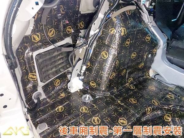 TOYOTA RAV4 (1133-) 台中 南區 aki汽車隔音 安裝 隔音施工 後車箱 廂 後備箱 後備廂 AKIcar 車體隔音 全車隔音 制震隔音 隔音diy 隔音改裝 加強隔音 隔音材 噪音 消音墊 防水 減少振動 共鳴 防鏽 STP (5).JPG