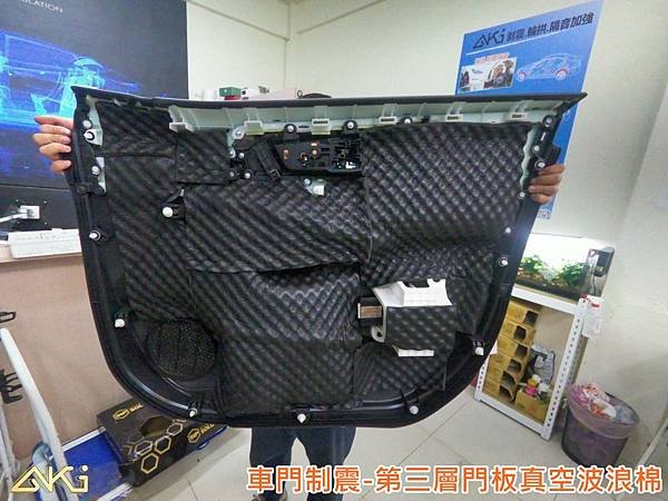 TOYOTA RAV4 5代 豐田 XA50  制震墊 降噪 共振 共鳴 吸音棉 隔音棉 輪拱 輪胎 噪 施工 車門  音響 推薦 後備箱 後車箱 嘉義 效果 車頂 全車 車體 車頂隔熱 隔音墊 STP 底盤 價格 靜化論 (12).JPG