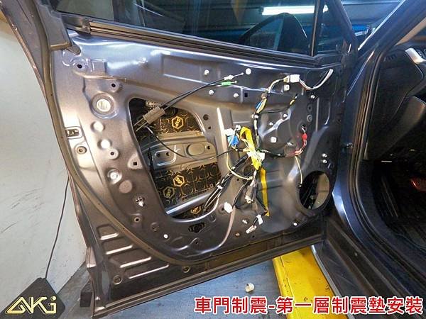 TOYOTA RAV4 5代 豐田 XA50  制震墊 降噪 共振 共鳴 吸音棉 隔音棉 輪拱 輪胎 噪 施工 車門  音響 推薦 後備箱 後車箱 嘉義 效果 車頂 全車 車體 車頂隔熱 隔音墊 STP 底盤 價格 靜化論 (11).JPG
