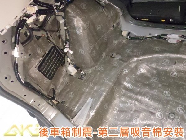 TOYOTA RAV4 5代 豐田 XA50  制震墊 降噪 共振 共鳴 吸音棉 隔音棉 輪拱 輪胎 噪 施工 車門  音響 推薦 後備箱 後車箱 嘉義 效果 車頂 全車 車體 車頂隔熱 隔音墊 STP 底盤 價格 靜化論 (6).JPG