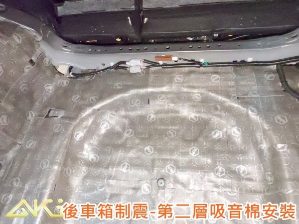 TOYOTA RAV4 5代 豐田 XA50  制震墊 降噪 共振 共鳴 吸音棉 隔音棉 輪拱 輪胎 噪 施工 車門  音響 推薦 後備箱 後車箱 嘉義 效果 車頂 全車 車體 車頂隔熱 隔音墊 STP 底盤 價格 靜化論 (7).JPG