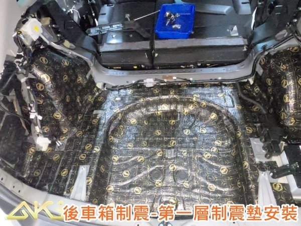 TOYOTA RAV4 5代 豐田 XA50  制震墊 降噪 共振 共鳴 吸音棉 隔音棉 輪拱 輪胎 噪 施工 車門  音響 推薦 後備箱 後車箱 嘉義 效果 車頂 全車 車體 車頂隔熱 隔音墊 STP 底盤 價格 靜化論 (5).JPG