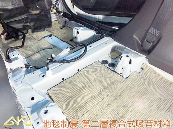 TOYOTA RAV4 5代 豐田 XA50  制震墊 降噪 共振 共鳴 吸音棉 隔音棉 輪拱 輪胎 噪 施工 車門  音響 推薦 後備箱 後車箱 嘉義 效果 車頂 全車 車體 車頂隔熱 隔音墊 STP 底盤 價格 靜化論 (19).JPG