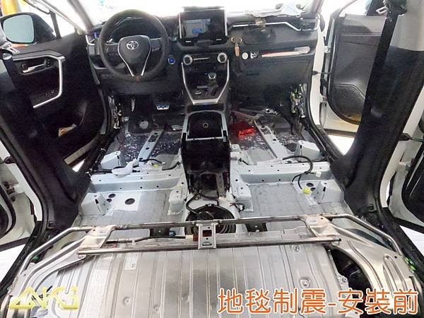 TOYOTA RAV4 5代 豐田 XA50  制震墊 降噪 共振 共鳴 吸音棉 隔音棉 輪拱 輪胎 噪 施工 車門  音響 推薦 後備箱 後車箱 嘉義 效果 車頂 全車 車體 車頂隔熱 隔音墊 STP 底盤 價格 靜化論 (17).JPG