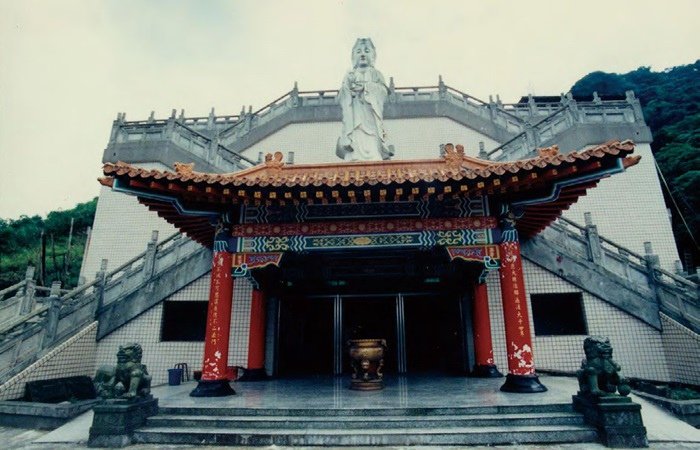 明安寺是一座長久存於汐止當地的寺廟，並非悟覺妙天禪師所興建