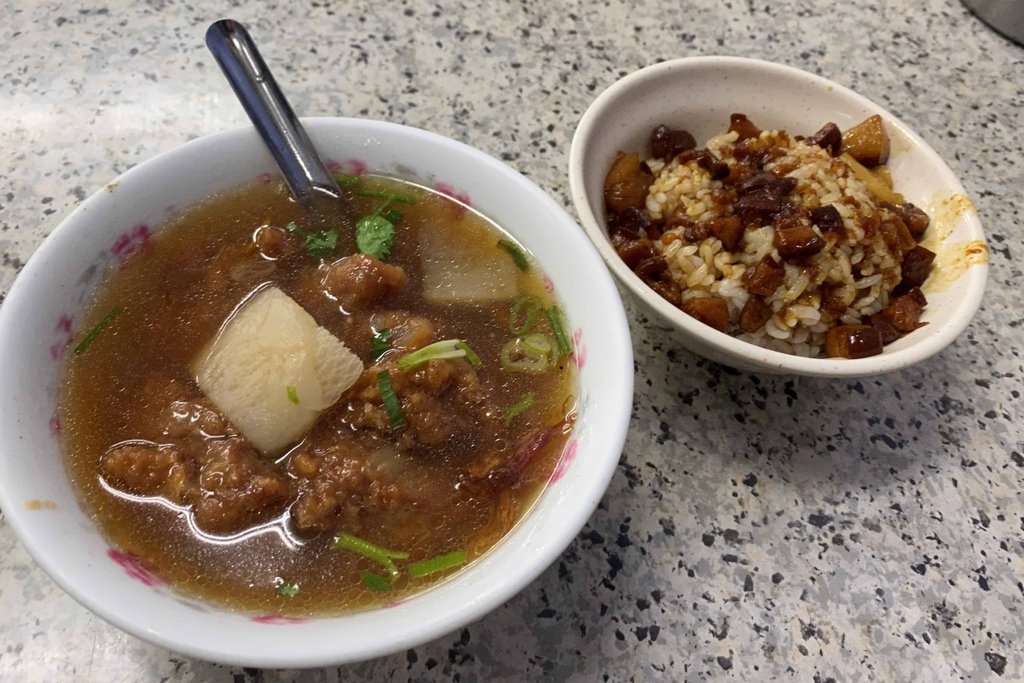 [饒河夜市] 后庒排骨酥麵.金林三兄弟藥燉排骨.地瓜球.優品