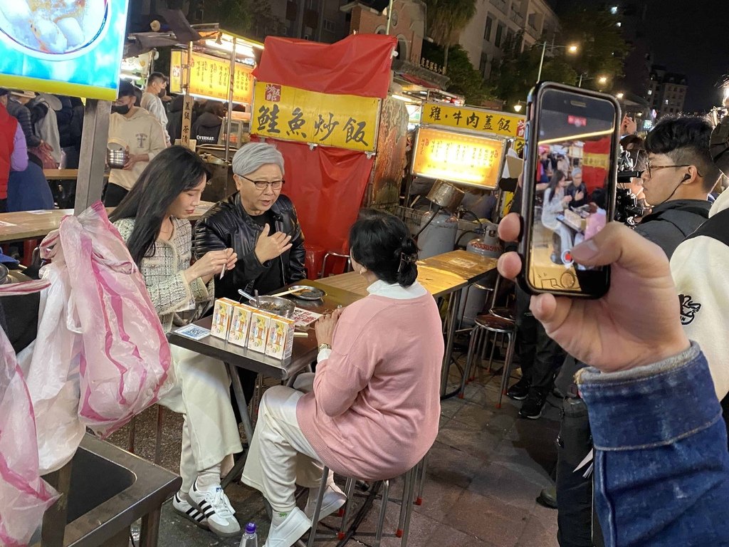 [寧夏夜市] 香連鐵板料理.里長伯麻辣臭豆腐鴨血.夾心航空