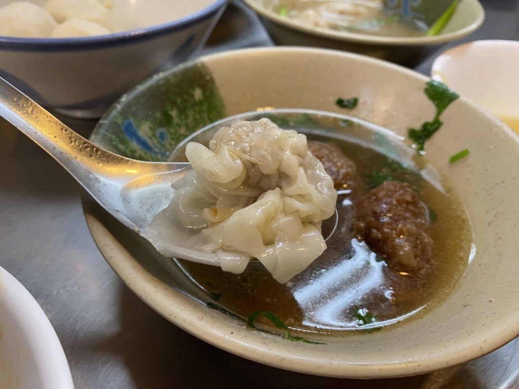 [基隆夜市] 12號乾麵餛飩湯排骨麵.18號古早味正老攤駝子