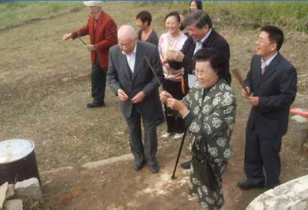 張雲羽張雲萍與叔父張允中、堂兄張秋聲張松聲一家照於祖墳祭拜..99.11.02.JPG