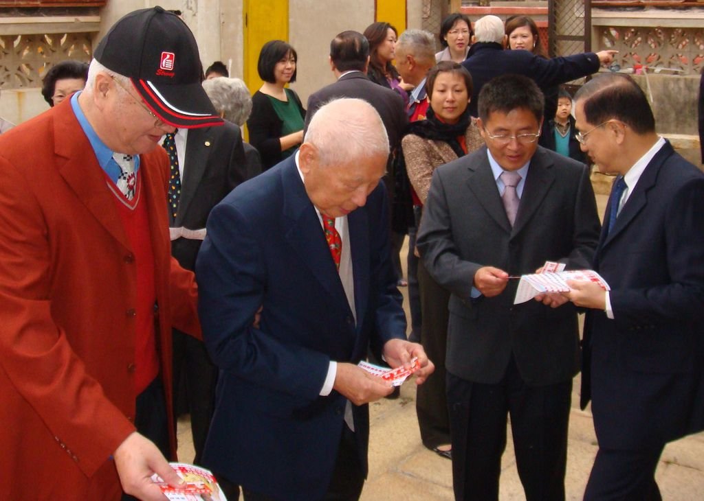 張雲萍張雲羽與叔張允中合照於三落祖厝前.JPG