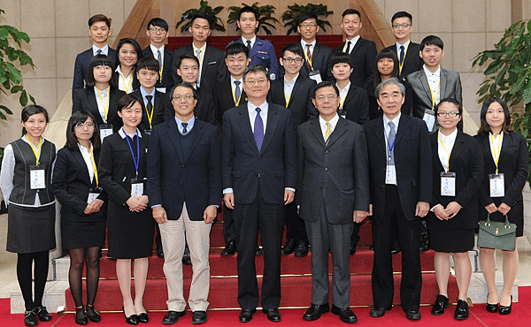 行政院副院杜紫軍長代表行政院長接見105年全國優秀青年(張芝馨第一排右起第一位).png