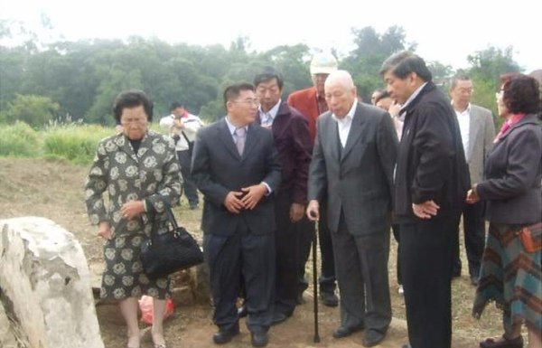 張雲羽張雲萍與叔父張允中、堂兄張秋聲張松聲一家照於祖墳祭拜--7.99.11.02.JPG