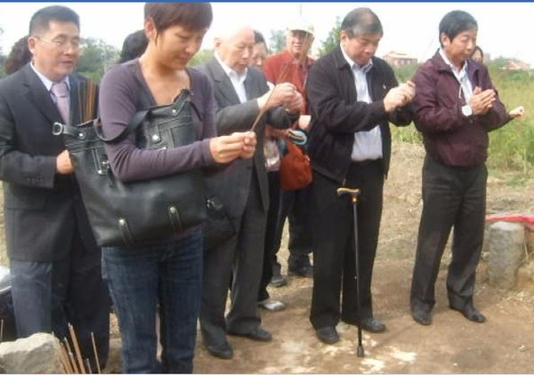 張雲羽張雲萍與叔父張允中、堂兄張秋聲張松聲一家照於祖墳祭拜-2..99.11.02.JPG