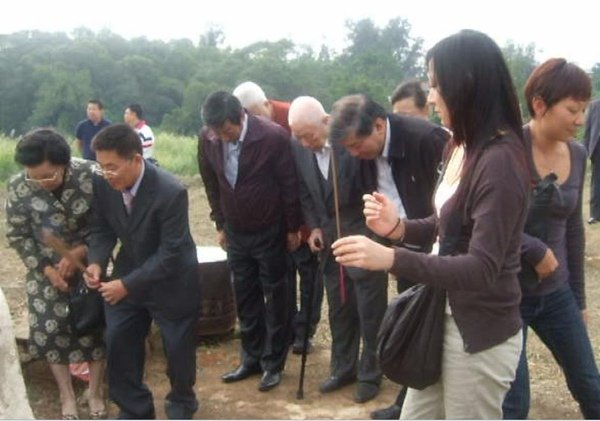 張雲羽張雲萍與叔父張允中、堂兄張秋聲張松聲一家照於祖墳祭拜--6.99.11.02.JPG