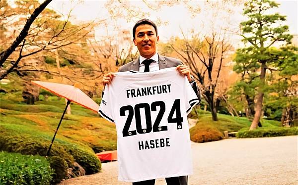 39歲的日本後衛長谷部誠與法蘭克福續約至2024年。（取自法蘭克福社媒）.jpg