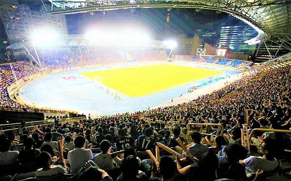 八年前6月16日世足中泰會戰，台北市立田徑場湧入1萬8千多名現場球迷盛況。（取自中華足協）.jpg