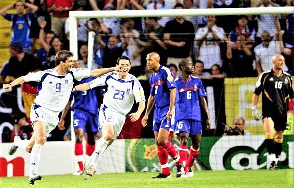 希臘憑高箭頭查理斯特亞斯（左一）的頭球擊敗法葡強隊。（取自UEFA社媒）.jpg