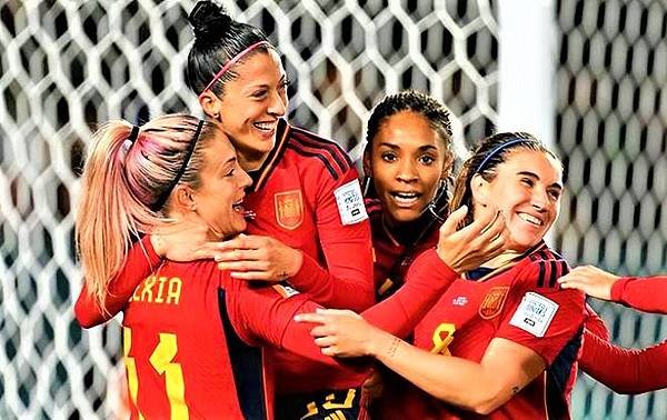 西班牙女足晉級世界盃決賽球員相擁慶祝。(取自FIFA女足世界盃文宣）.jpg