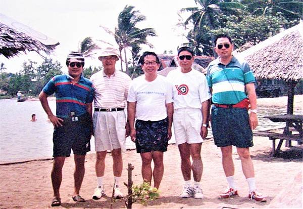 1993年林宏吉（中）與台電總領隊高呈毅（左二）處長達成協議，以台電加飛駝球員組成「台北聯隊」參加菲律賓盃國際賽。（取自何長發庫）.jpg