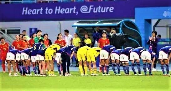 日本女足挺進亞運拚第三次冠軍，四強賽後列隊向中國教練致敬。（取自中國足球粉專）.jpeg
