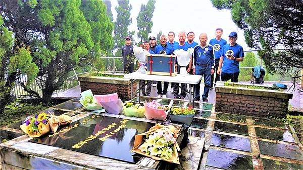 足球人前往鄭為元陵墓獻花、獻特製「感恩牌匾」並由發哥獻文感恩將軍對國家足運的三大功德。（ 圖：戴明智提供）.jpg