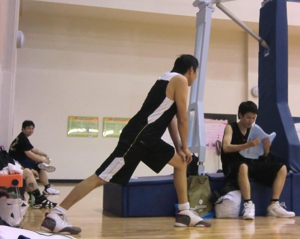 Kevin正在偷瞄志宏那雙媲美志玲姐姐的美腿中...(口水別滴下來ㄟ!)