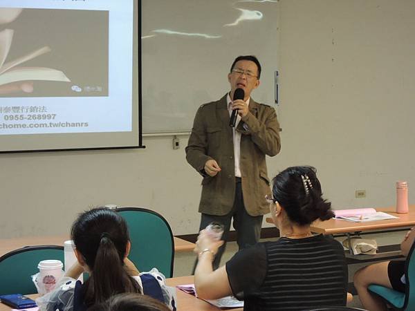 104.04.16-微型創業鳳凰-創業進階班-行銷策略與店面評估-詹翔霖教授