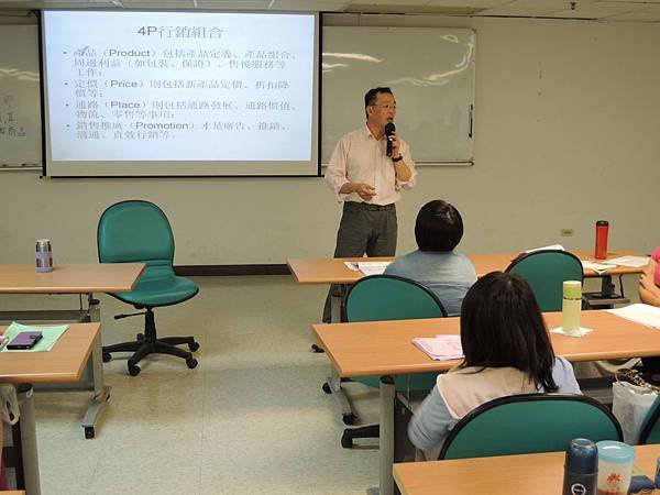 104.04.16-微型創業鳳凰-創業進階班-行銷策略與店面評估-詹翔霖教授