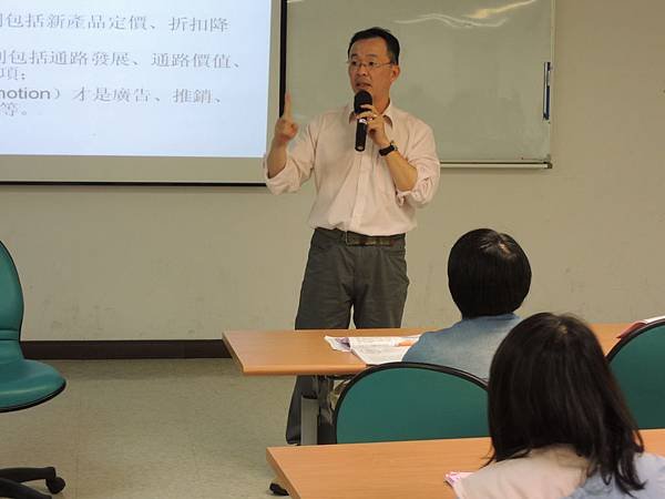 104.04.16-微型創業鳳凰-創業進階班-行銷策略與店面評估-詹翔霖教授