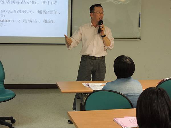 104.04.16-微型創業鳳凰-創業進階班-行銷策略與店面評估-詹翔霖教授