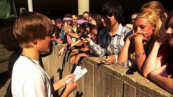 justin-bieber-never-say-never-movie-photo-09.jpg