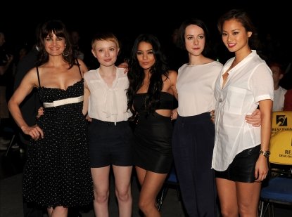 124916_carla-gugino-emily-browning-vanessa-hudgens-jena-malone-and-jamie-chung-pose-at-the-sucker-punch-pan.jpg