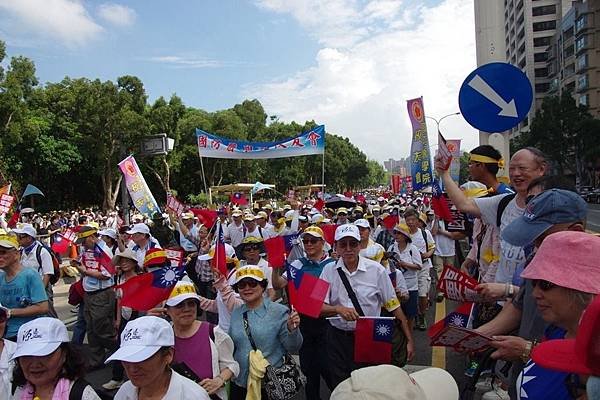 上街頭抗議