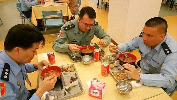 軍人吃得好很重要：《跟各國相比,台灣軍人待遇好嗎？》《從早餐