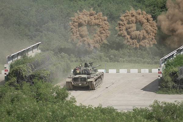 記者 王烱華：陸軍裝甲584旅又搞狀況！勇虎戰車機槍彈連續誤