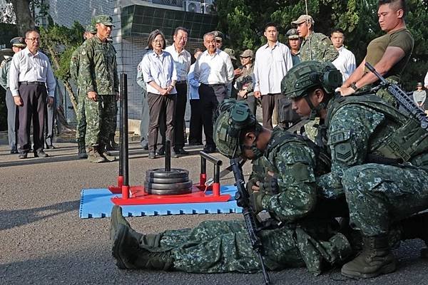 《聯合報／主筆室：潛艦很重要  但後續預算仍不宜偷跑》《記者