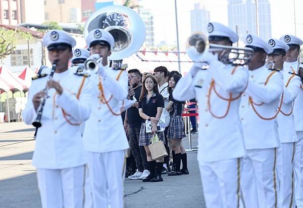 記者 王烱華：海軍左營基地11日開放　 陸戰隊台版彈簧刀首度