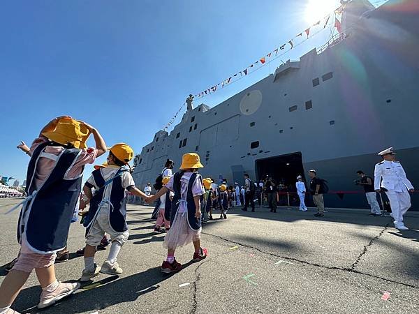 記者 王烱華：海軍左營基地11日開放　 陸戰隊台版彈簧刀首度