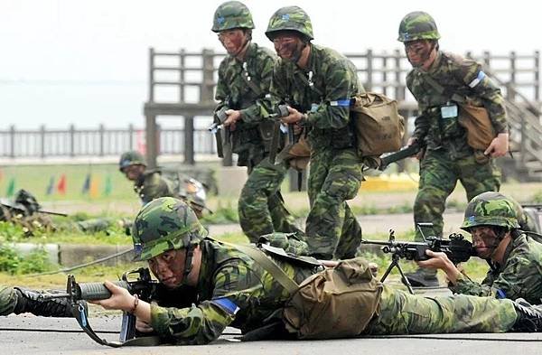 記者 林孟潔：士官長推女同事屁股上戰車  挨批性騷擾  軍方