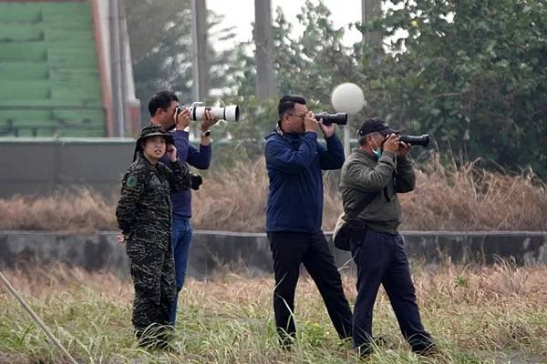 記者 洪哲政／「綠色國防布」想蓋住什麼？  軍營外攝錄影恐觸